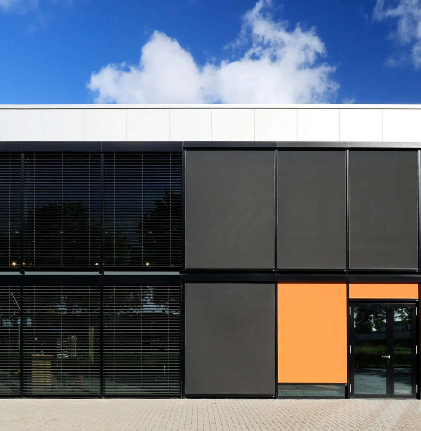 Frontalansicht Pfosten-Riegel-Fassade mit ROMA F50 Systemen