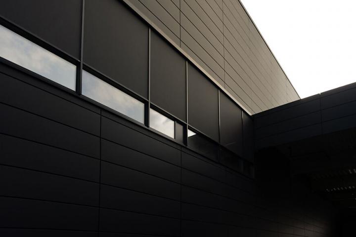 Fassadentextilscreen für Pfosten-Riegel-Fassade in Burgau