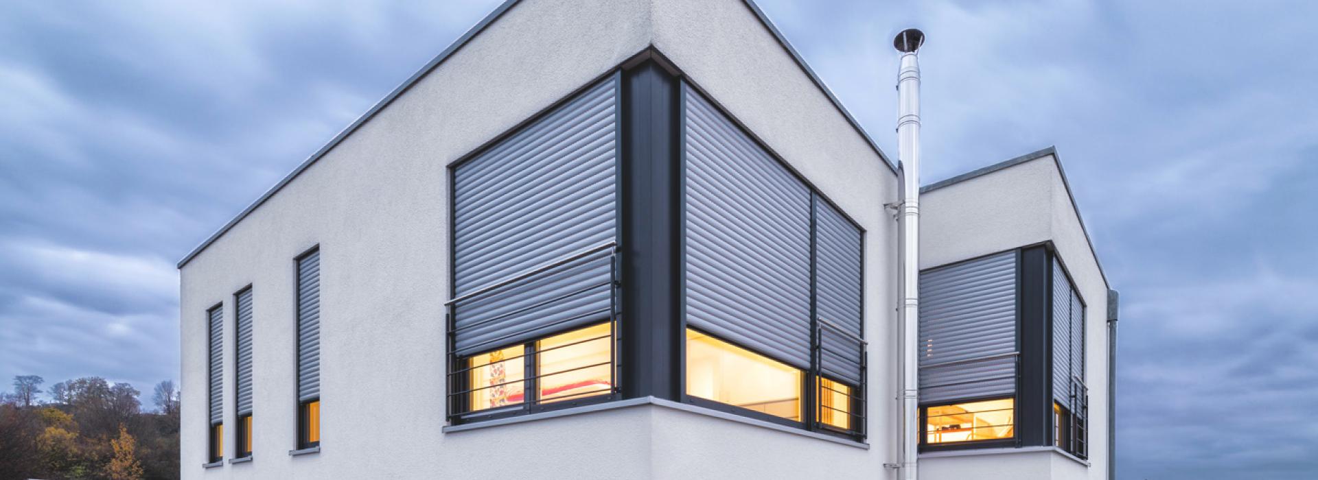 Einfamilienhaus Detailansicht Fenster mit dreiviertel geschlossenen Rollladen