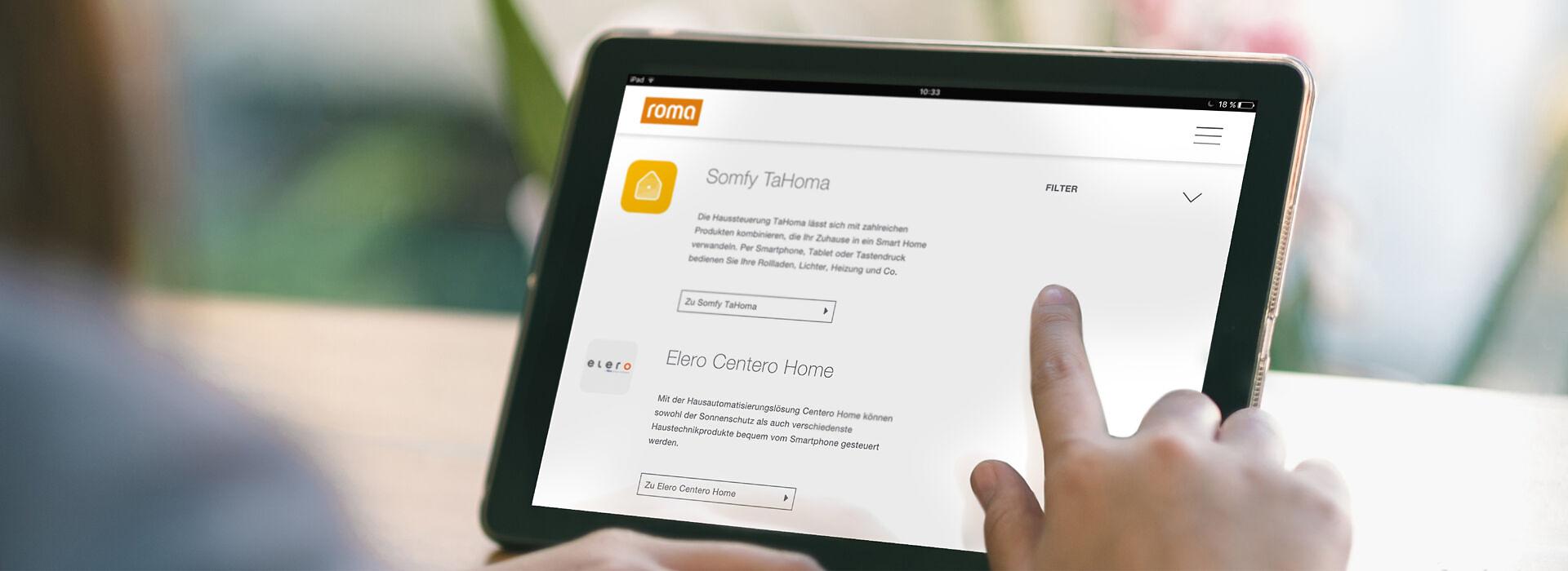 Mann an Tisch mit Tablet und offener Smart Home App