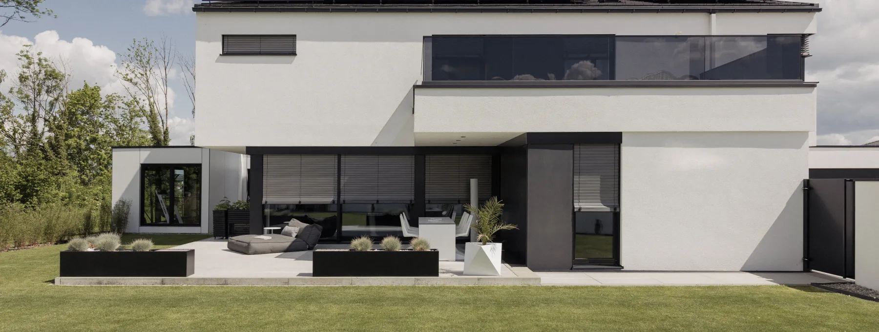 Raffstore vor dem Fenster