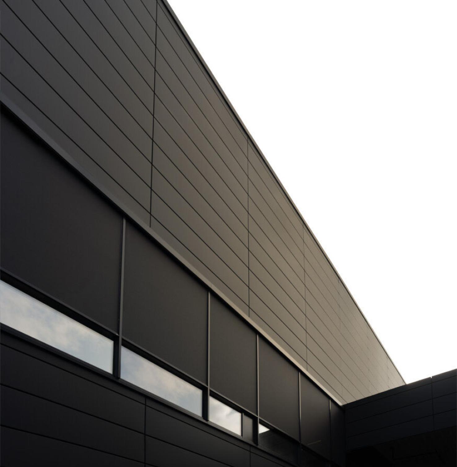 Fassadentextilscreens mit genialer, versteckter Anbindung