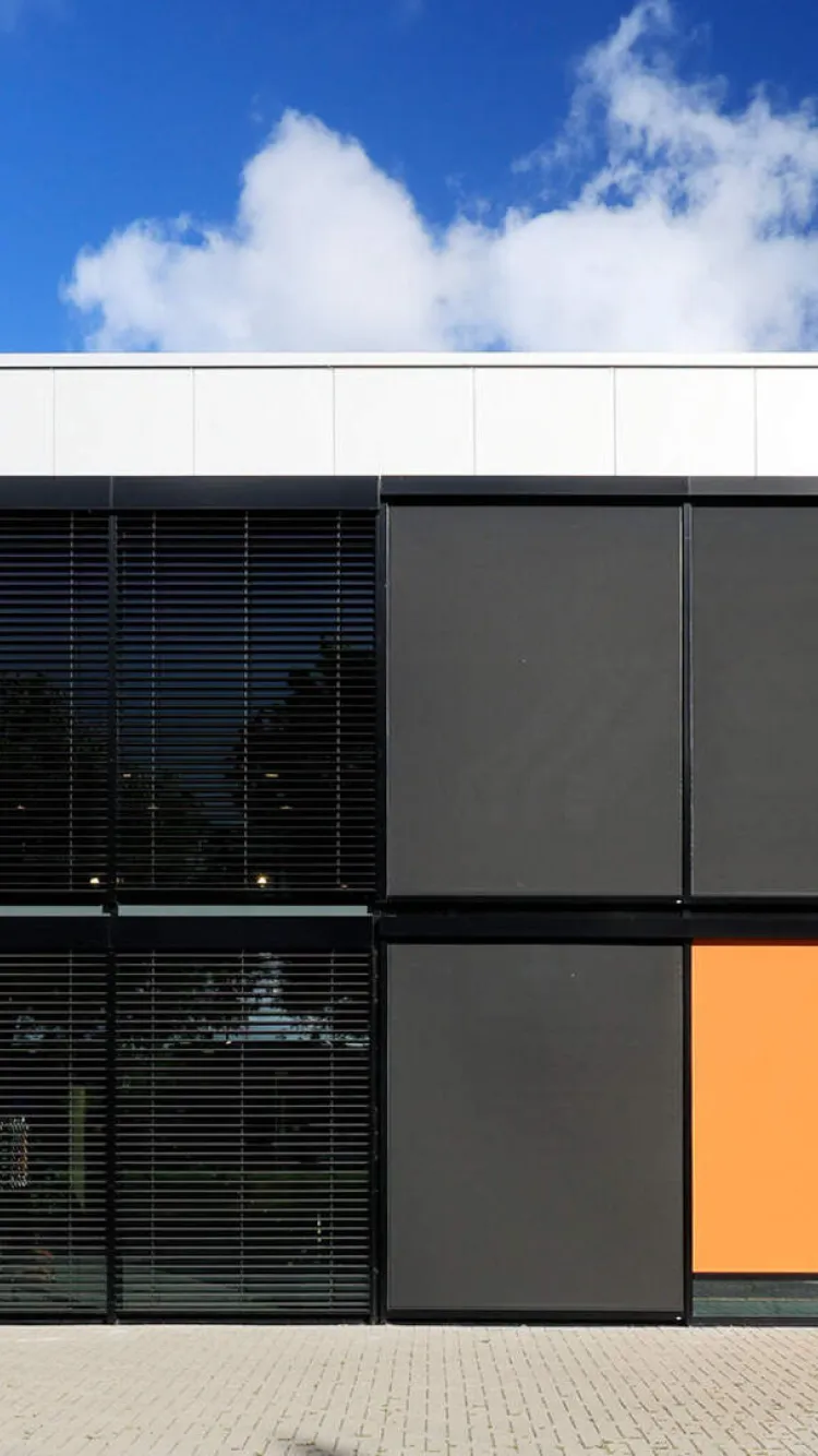 Gewerbebau mit ROMA F50 Systemen Senkrechtmarkisen und Außenjalousien