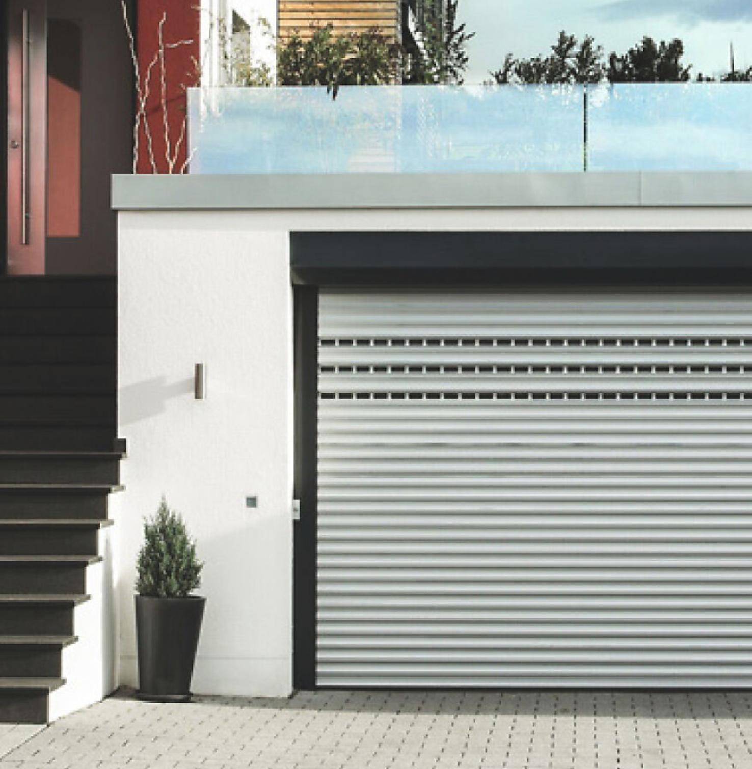 Hauseingang mit Treppe, Anschnitt einer Garage mit Dachterrasse