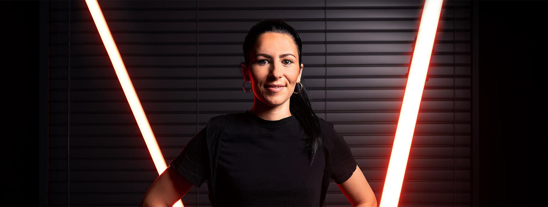 Junge Mitarbeiterin vor CDL Lamelle von ROMA