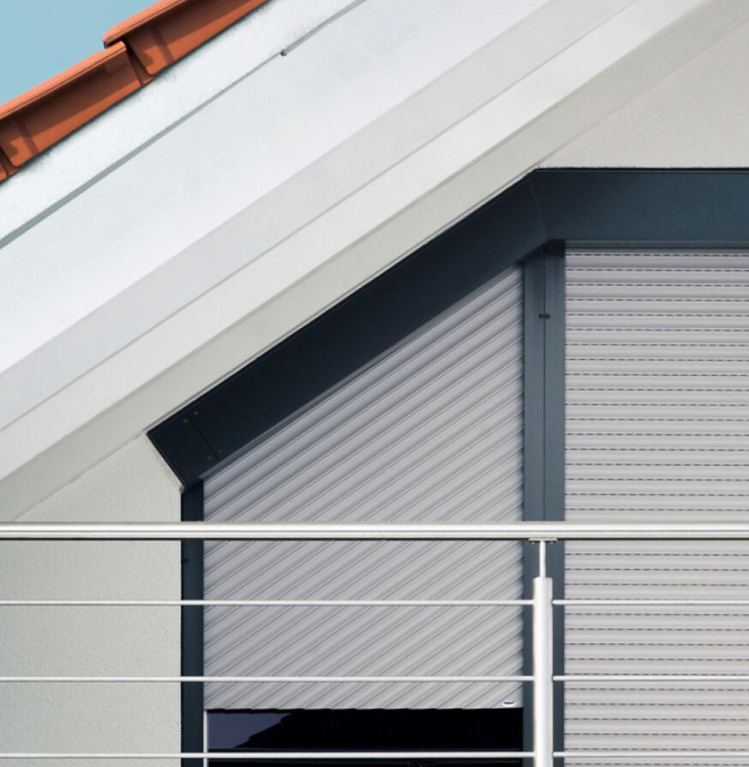 Fenster Close-Up Dachschräge mit Schrägrollladen TRENDO