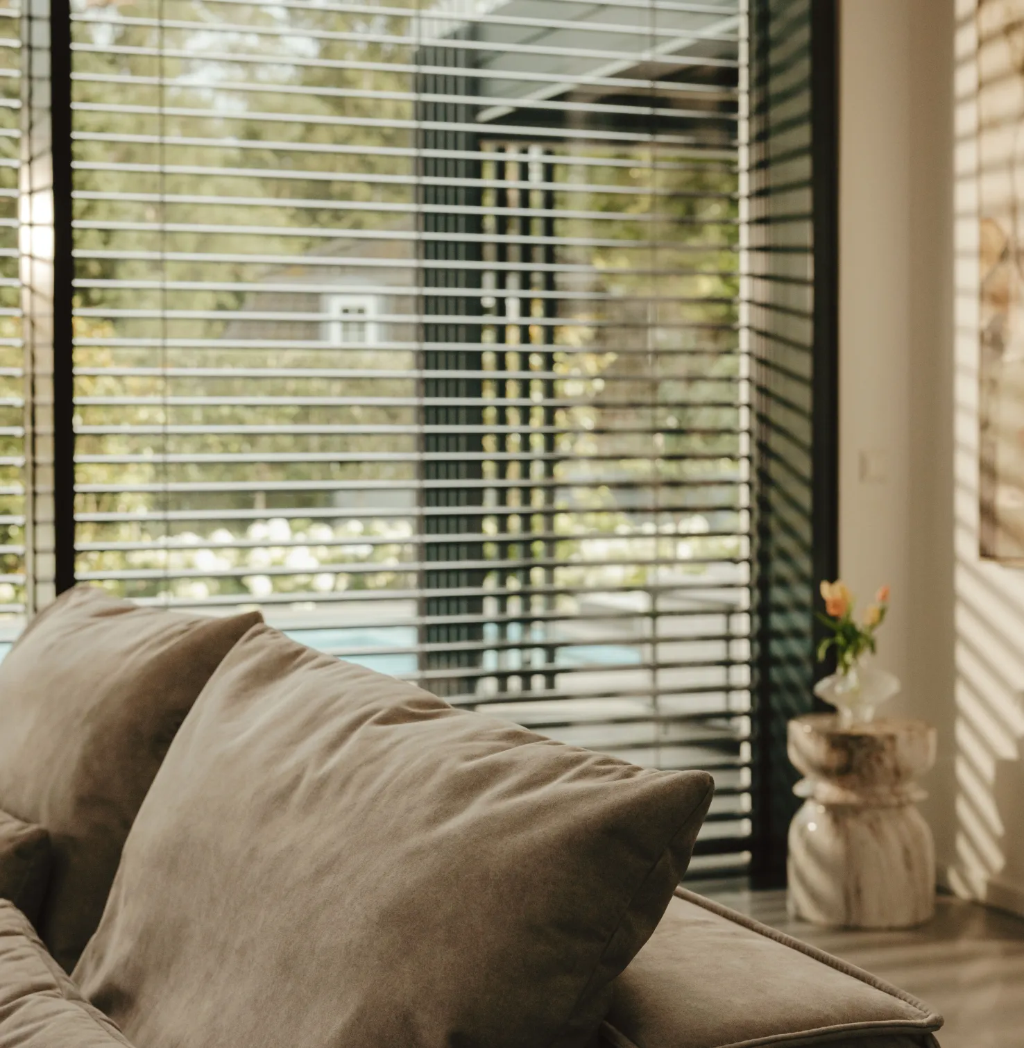 Wohnzimmer mit ROMA Raffstoren