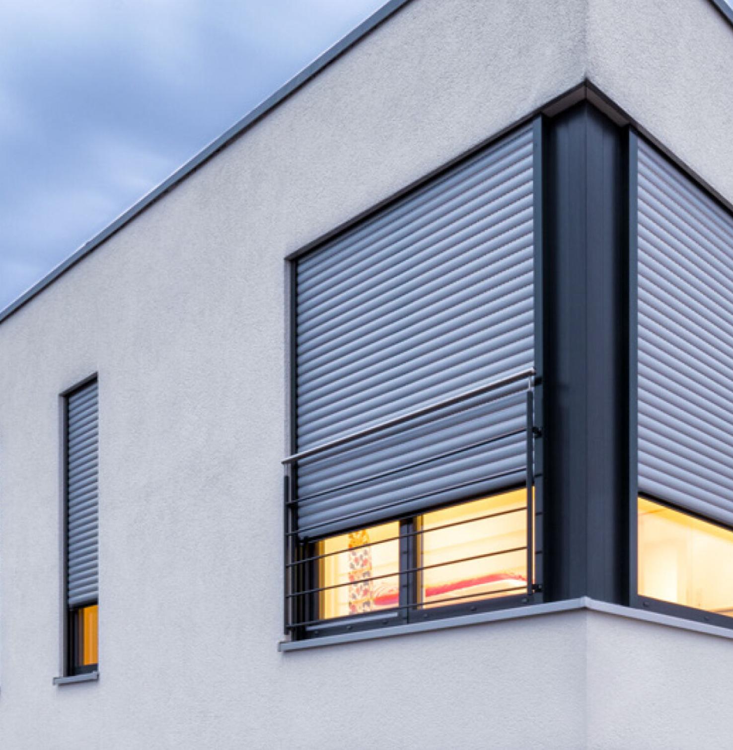 Einfamilienhaus Detailansicht Fenster mit dreiviertel geschlossenen Rollladen