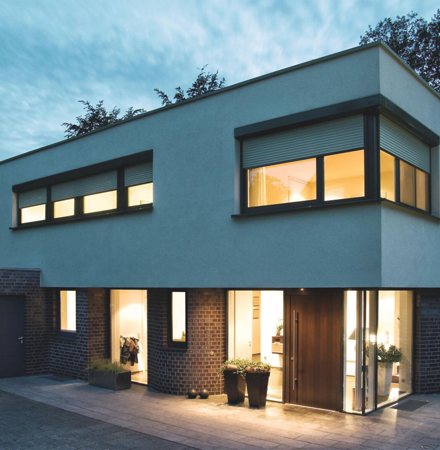Einfamilienhaus Detailansicht Fenster mit dreiviertel geschlossenen Rollladen