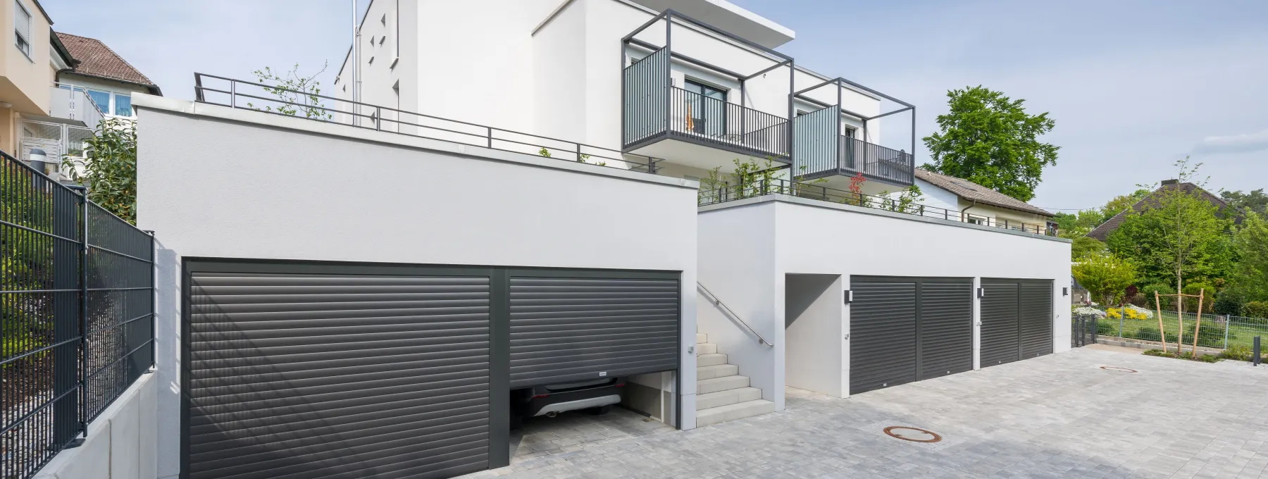 Garagentore von ROMA am Mehrfamilienhaus