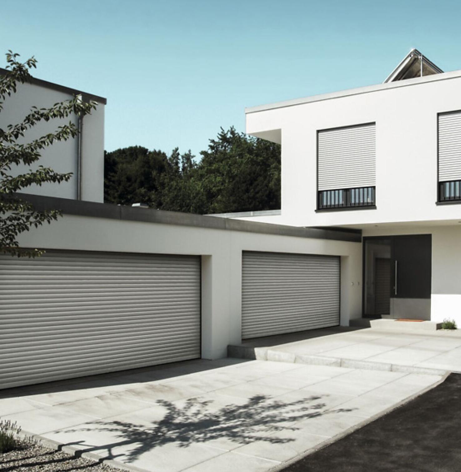 Haus bei Tag mit zwei Doppelgaragen