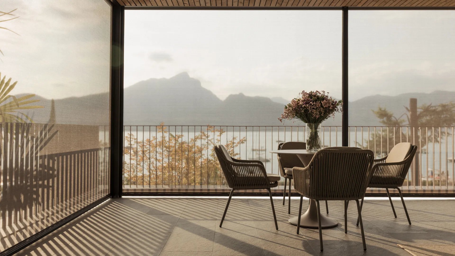 Terrasse mit Textilscreens von ROMA mit Ausblick auf die Umgebung